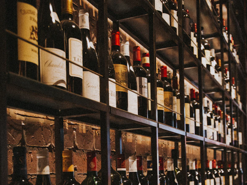 Bouteilles de vin rangées dans un casier en bois