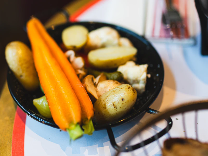 Carottes et pommes de terre rôties dans une cocotte