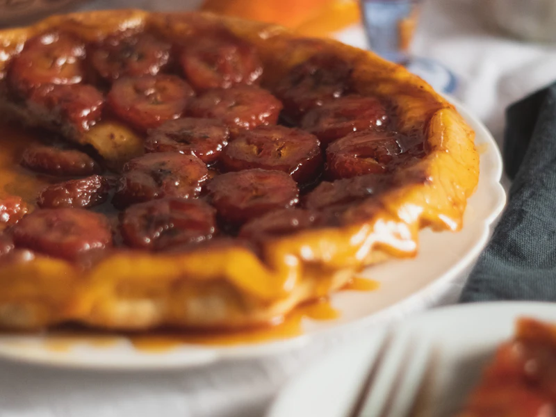 Tarte tatin caramélisée sur une assiette