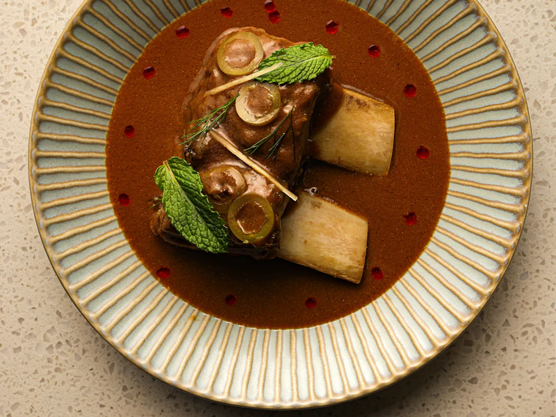 Viande braisée dans sa sauce, dans une assiette creuse